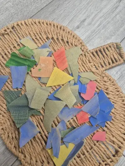 The children have been exploring colour, texture, shape and creativity by painting lasagne sheets and then carefully breaking them into smaller pieces, ready to create their own mosaics! 🤍❤️💚💙💛 creativity eyfs