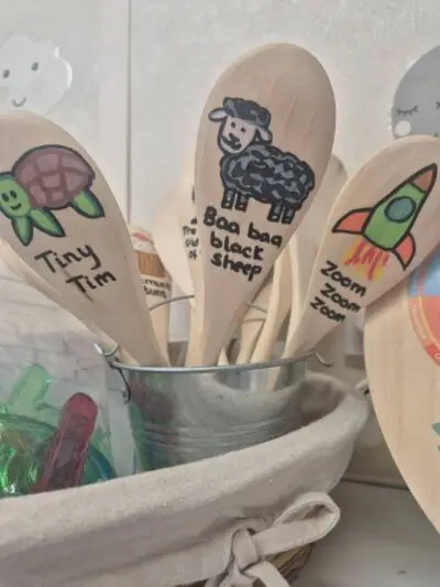 A little snippet of our day! ✨️🤍 Nursery Rhymes, diggers and sand, sand pictures and baking with play dough! nursery creativity